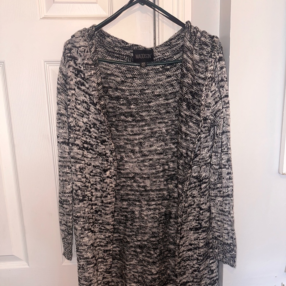 Medium size long sweater, great for fall, for casual or for work.